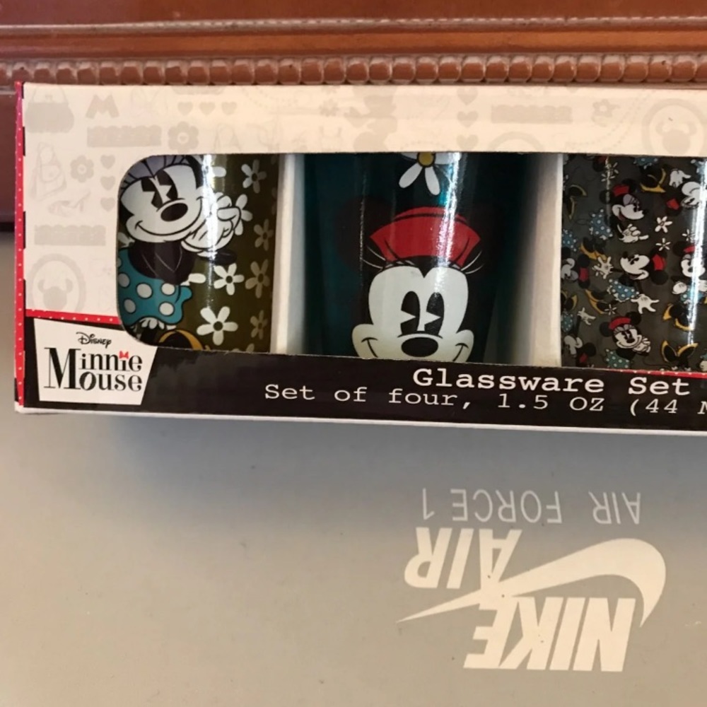 Minnie Mouse - Picture 3 of 3